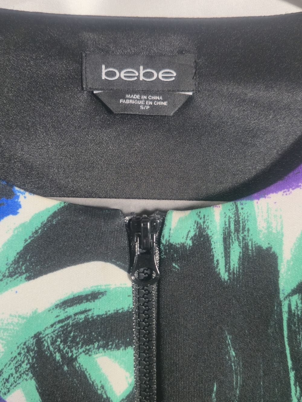 bebe Black Abstract Multicolor Zip-Front Cropped Top - Picture 4 of 4